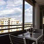 Elegant 1-Bedroom Apartment Near Hill Forest